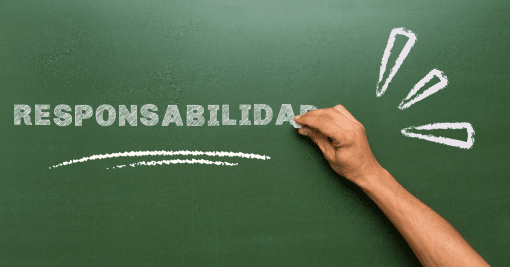 La palabra “Responsabilidad” escrita con tiza blanca en un tablero verde, con una mano masculina completando la escritura, simbolizando las obligaciones de los contratistas en seguridad y salud en el trabajo (SST).