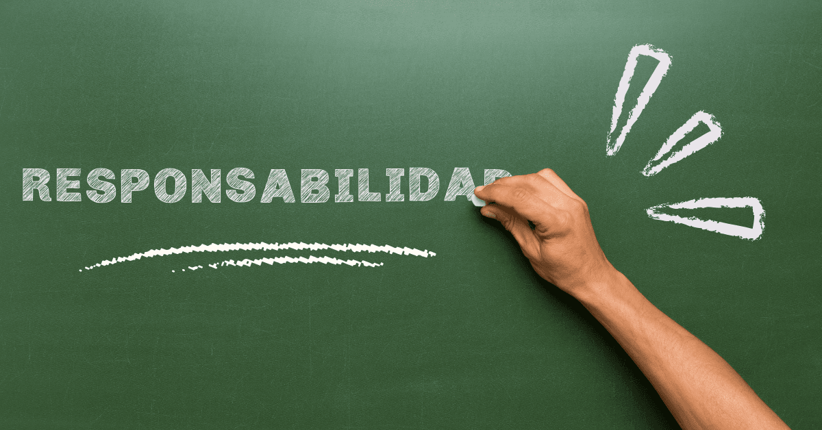 La palabra “Responsabilidad” escrita con tiza blanca en un tablero verde, con una mano masculina completando la escritura, simbolizando las obligaciones de los contratistas en seguridad y salud en el trabajo (SST).