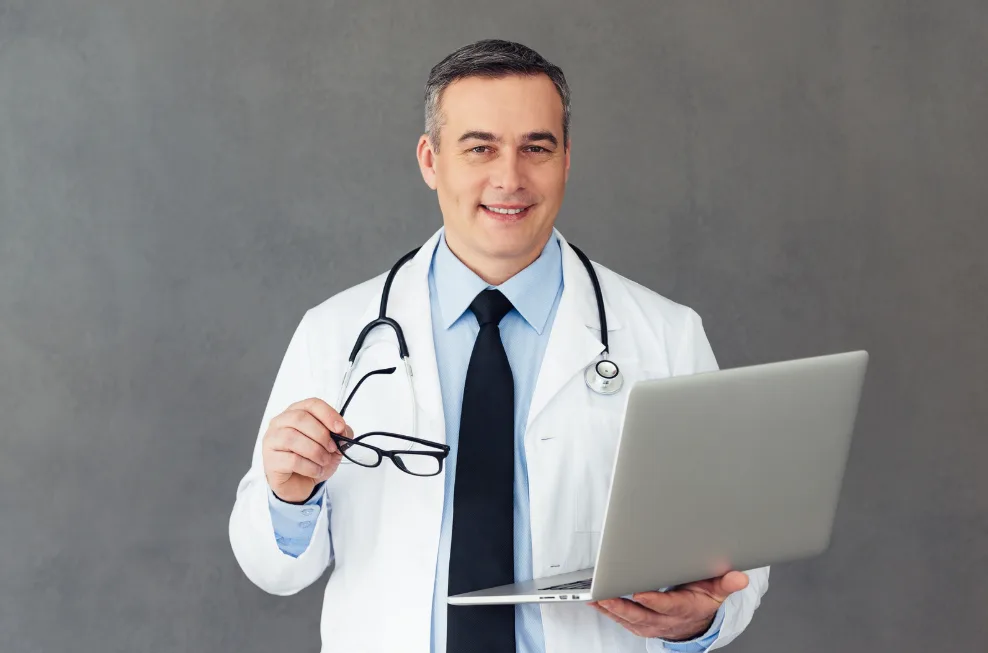 Médico realizando examen ocupacional virtual por videollamada