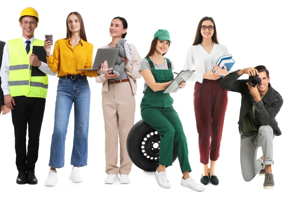 Personas de diferentes perfiles laborales para examen ocupacional de contratistas e independientes.