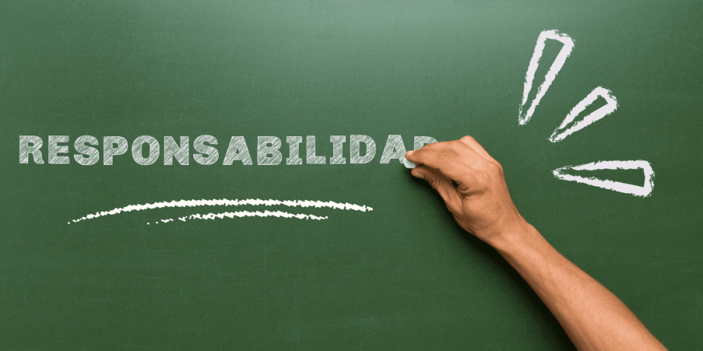 La palabra “Responsabilidad” escrita con tiza blanca en un tablero verde, con una mano masculina completando la escritura, simbolizando las obligaciones de los contratistas en seguridad y salud en el trabajo (SST).